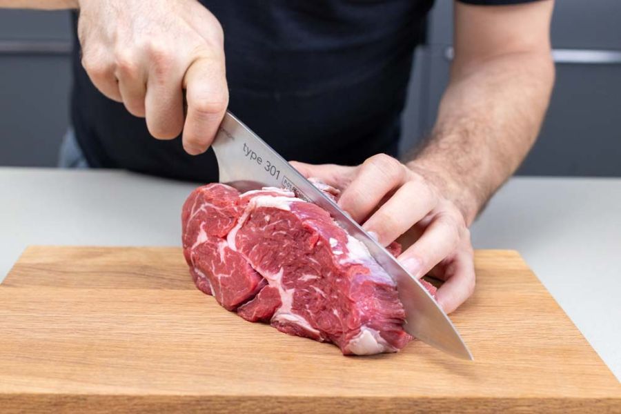 Fleisch schneiden mit dem P-01 Kochmesser